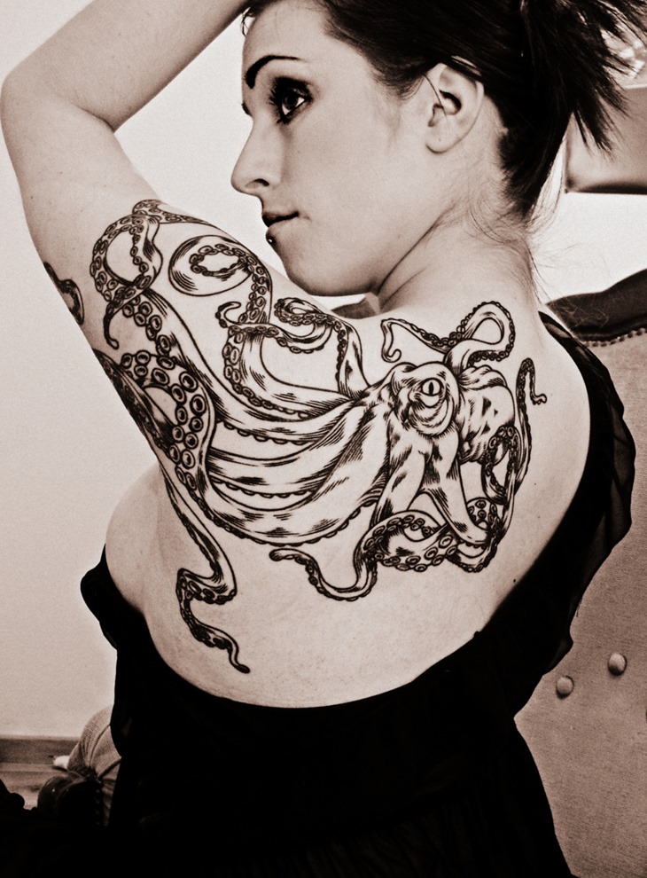 Cool Shoulder Tattoo Design for Women