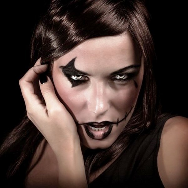 halloween-black-eyeshadow-black-nail-polish