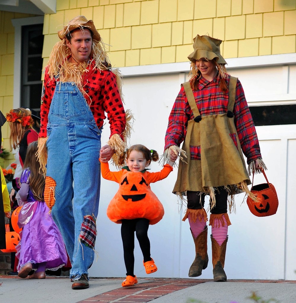 Alyson Hannigan And Family In Costume