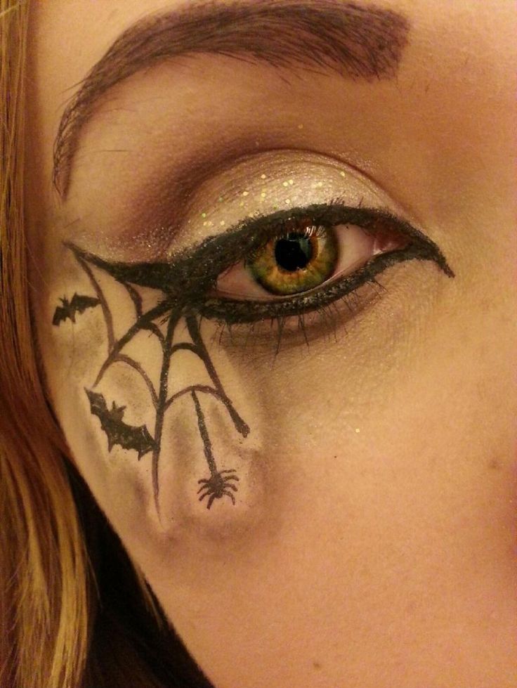 Awesome-spider-and-bat-eye-makeup-for-Halloween