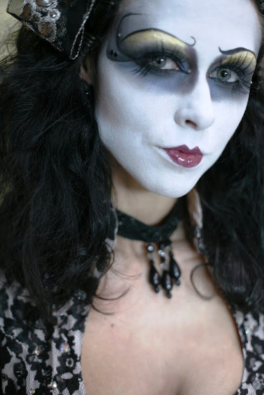 gothic-beauty-halloween-makeup-5