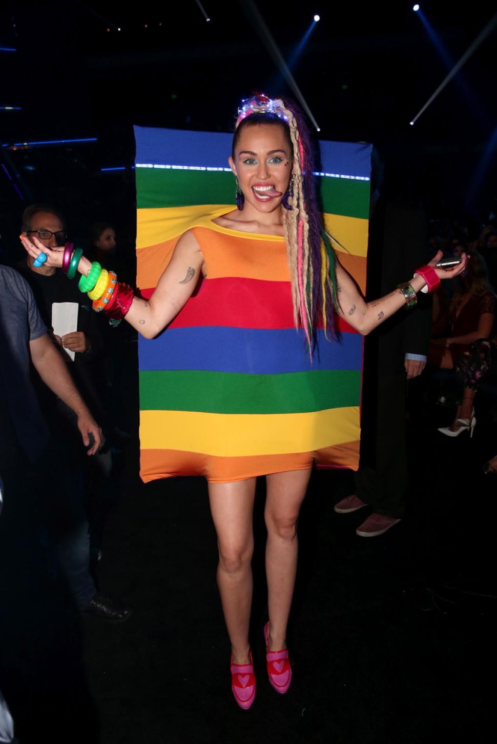 miley-cyrus-outfits-