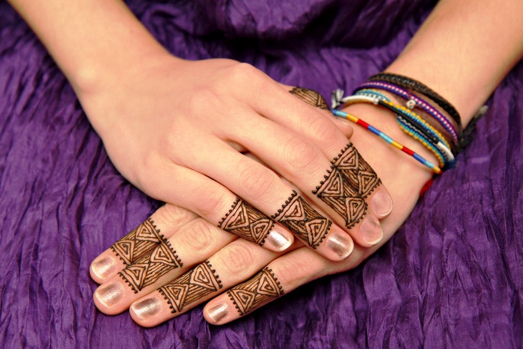 Mehndi in Henna Designs Fingers
