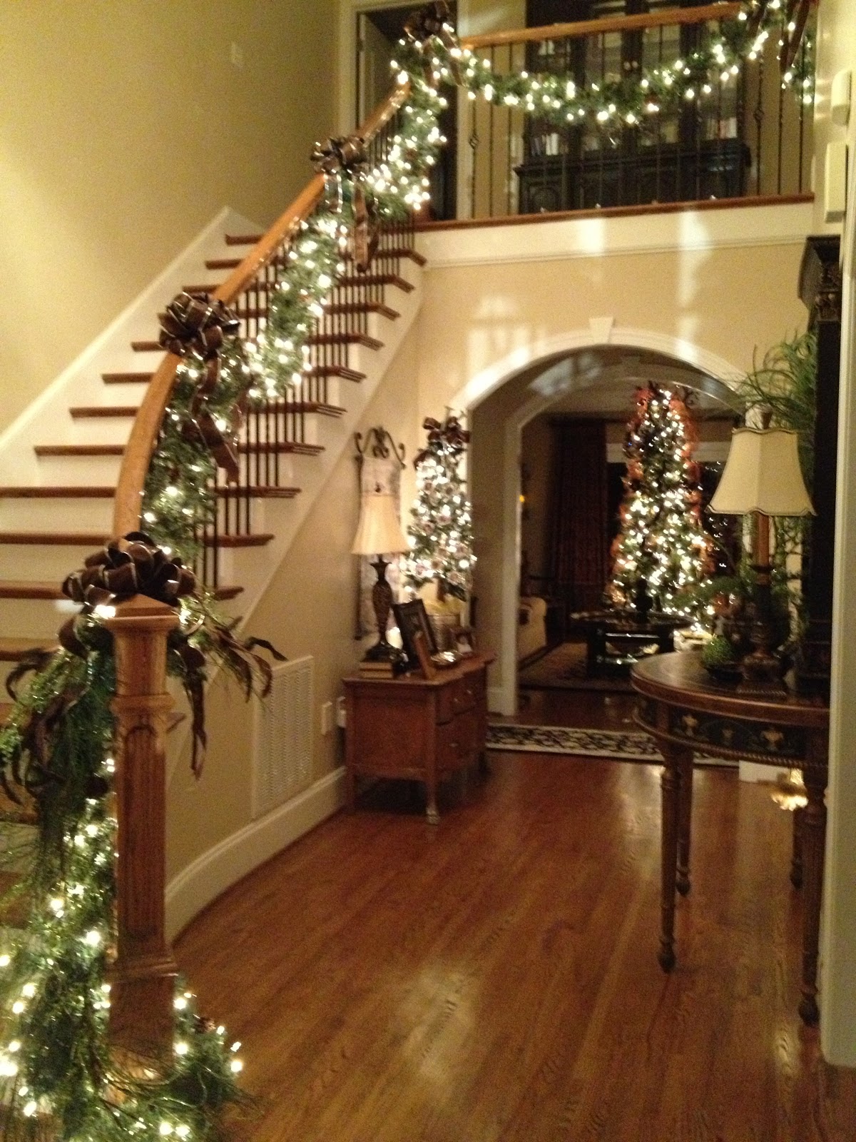 christmas-staircase-garland-decorations