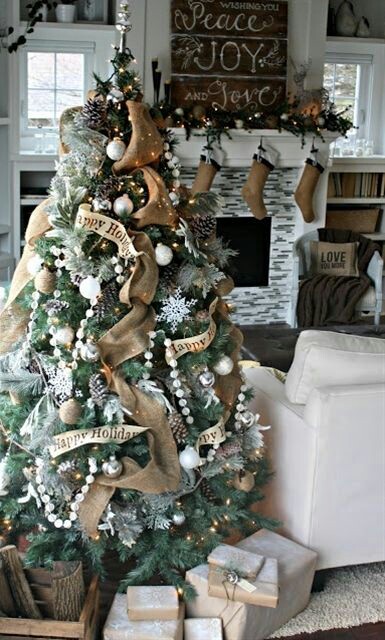 christmas-tree-decorations-with-burlap