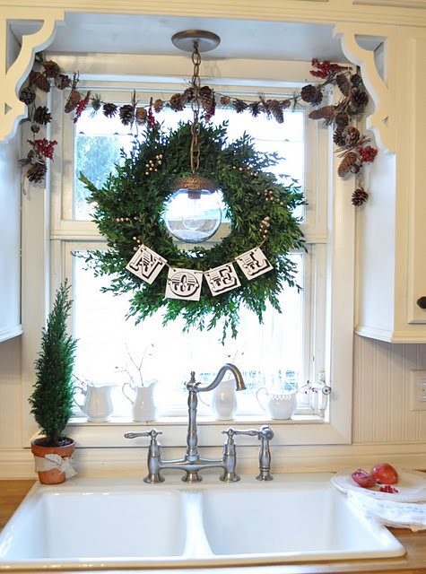 christmas-wreath-ideas-for-kitchen-windows