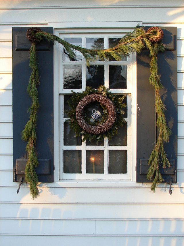 colonial-christmas-window-decorations