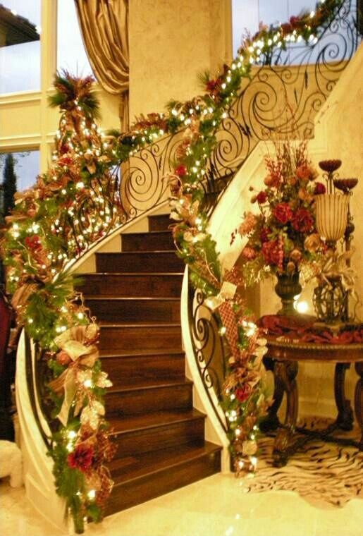 decorated-christmas-staircases