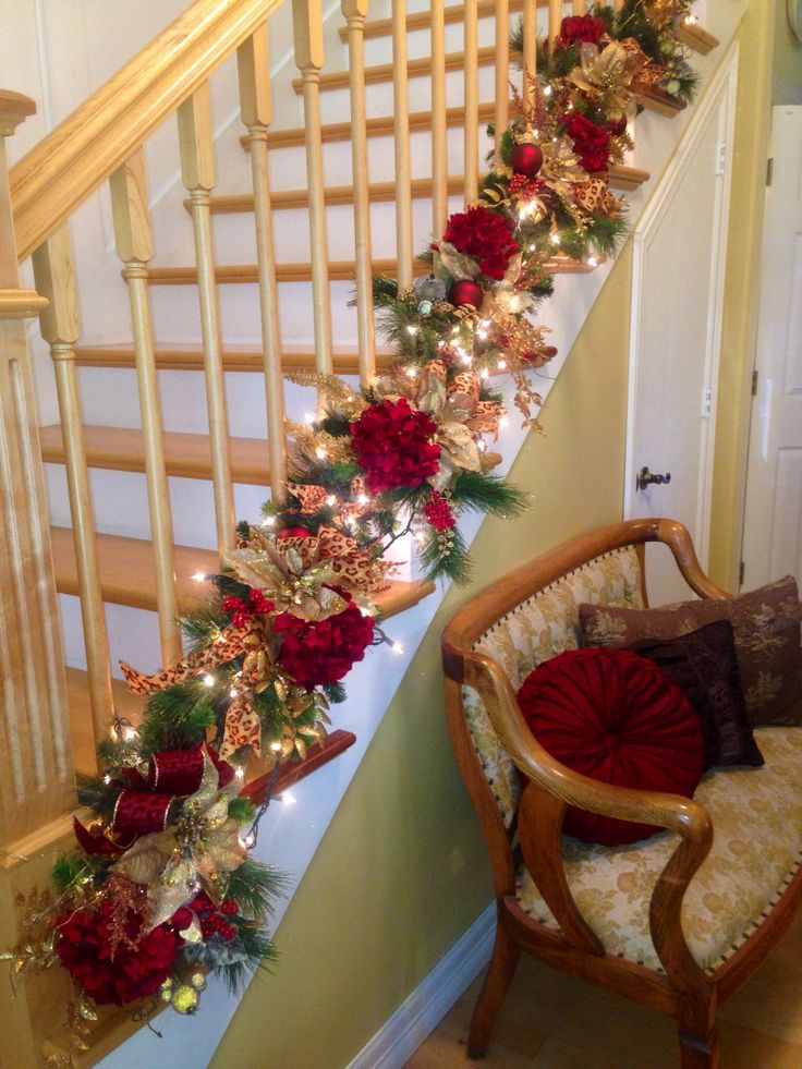 decorating-christmas-garland-ideas-staircase