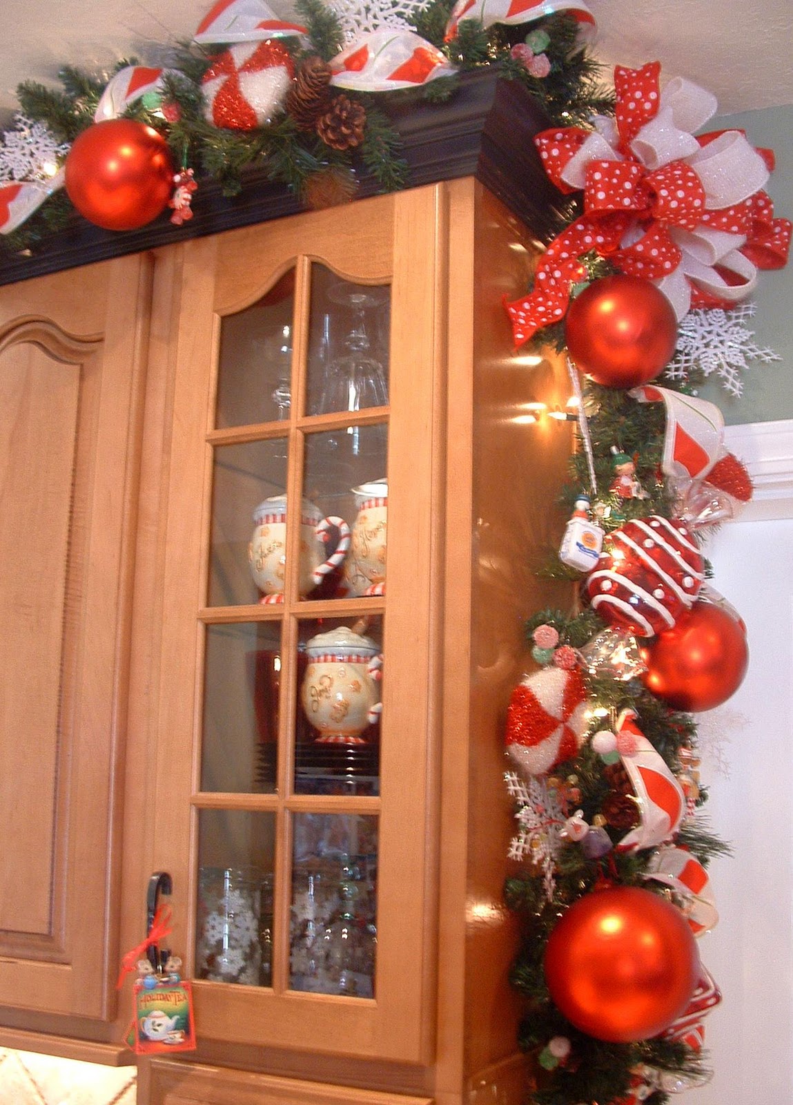kitchen-christmas-garland