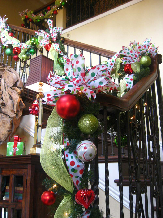 mesh-christmas-staircase-decorating-ideas