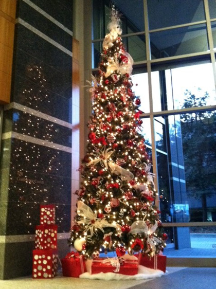 office-building-christmas-tree-decorations