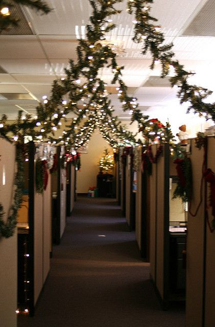Top 30 Office Christmas Decorating Ideas - Flawssy