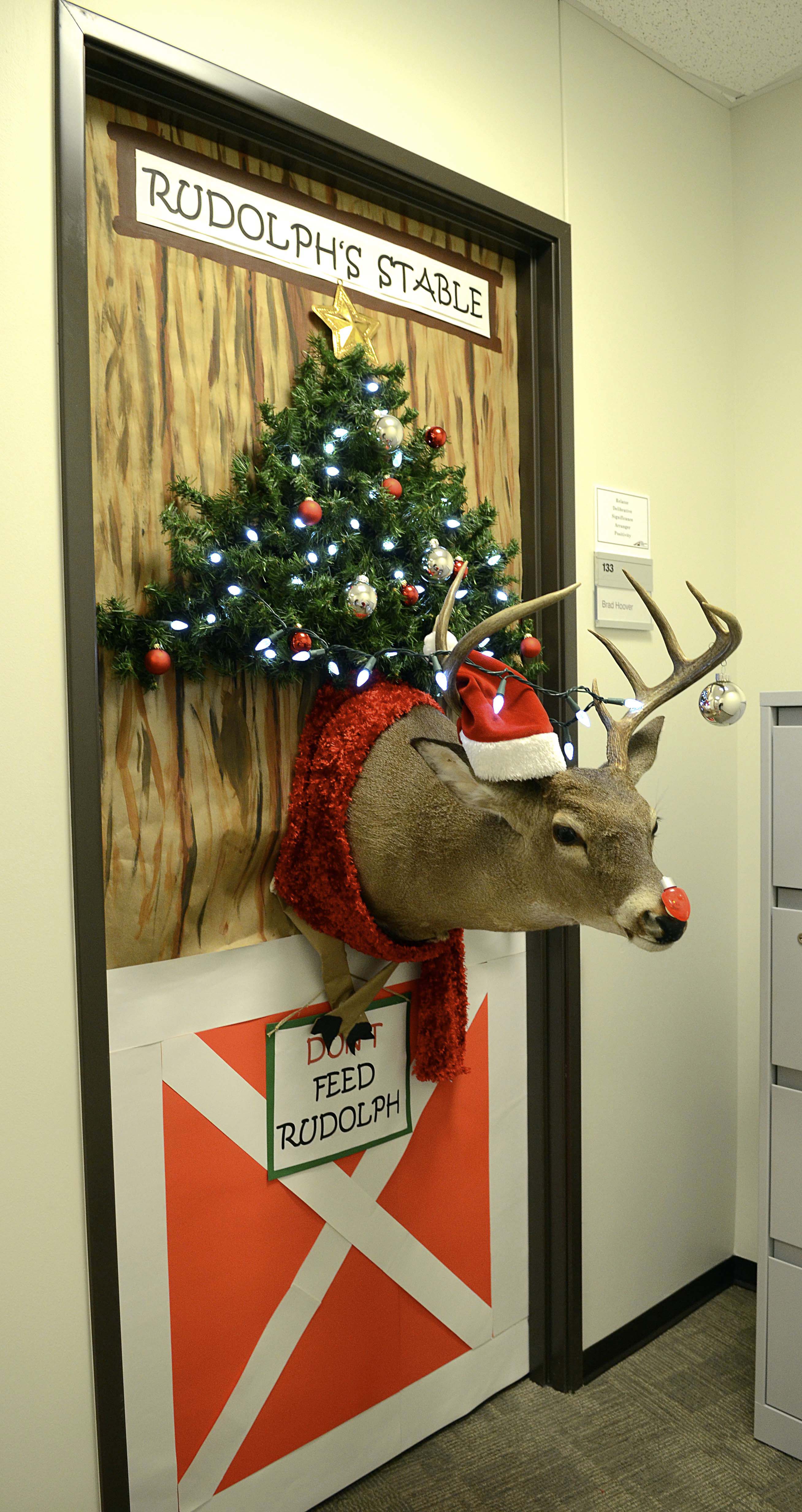 Top 30 Office Christmas Decorating Ideas Flawssy