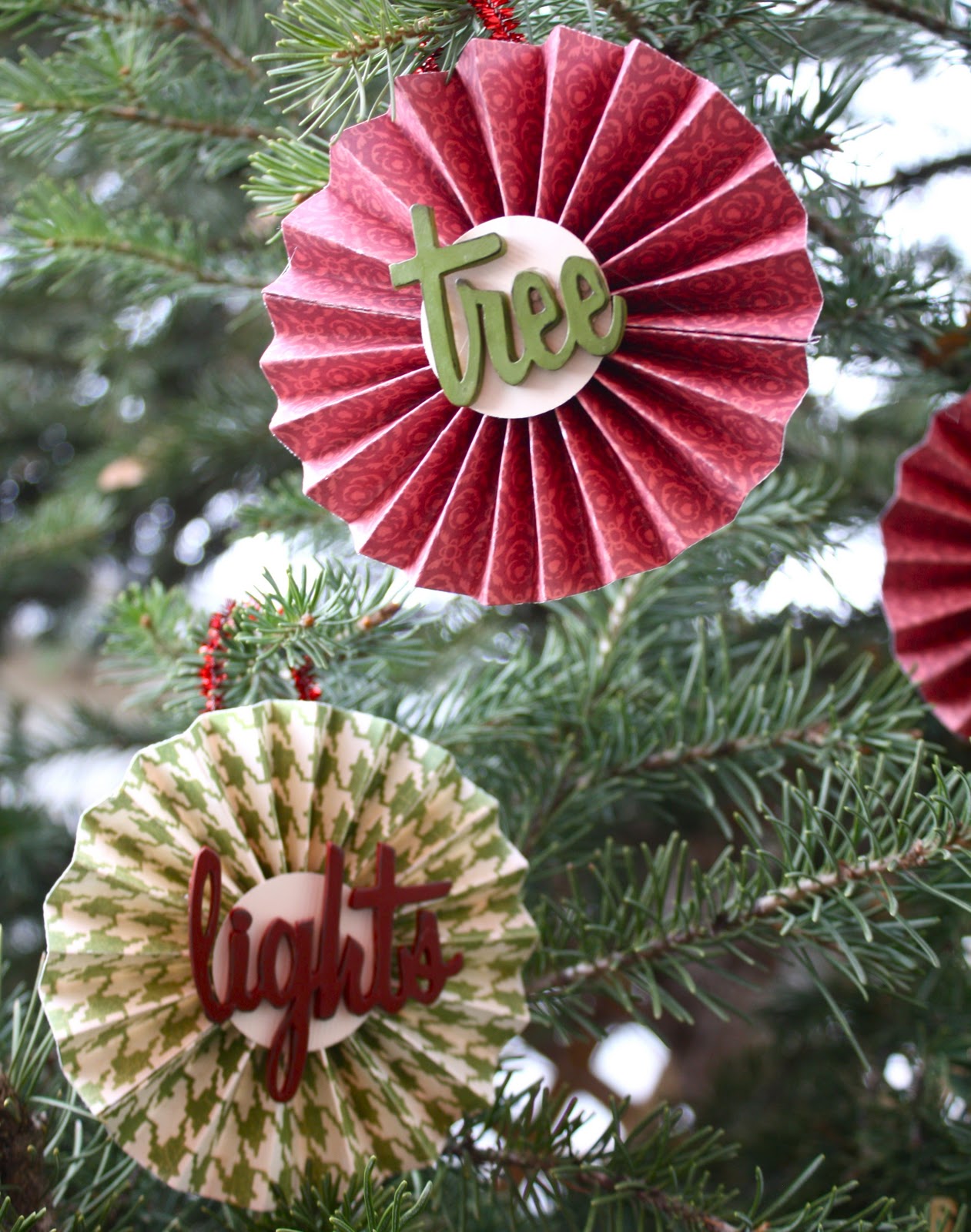 paper-medallion-christmas-ornaments