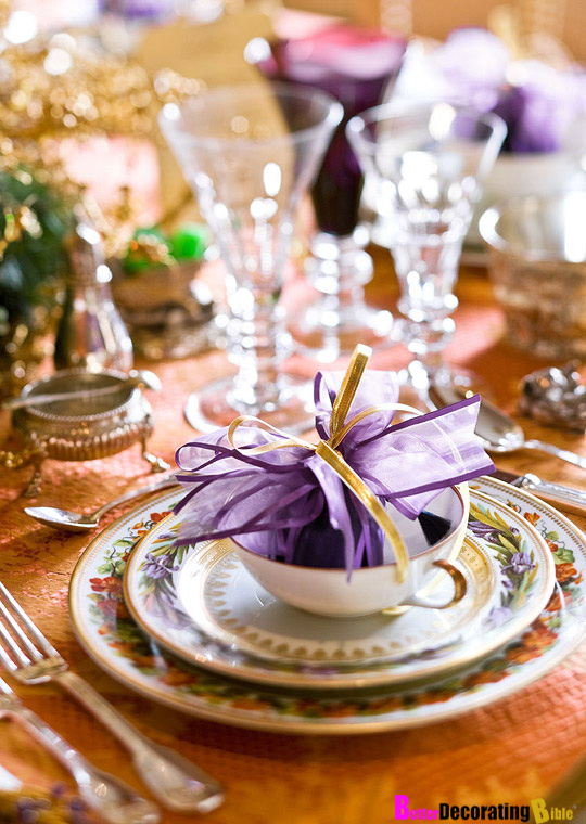purple-and-gold-christmas-table-setting