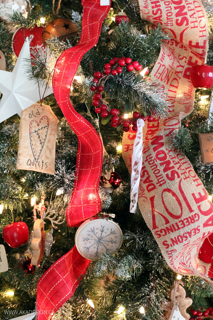red-and-burlap-christmas-tree-decorations
