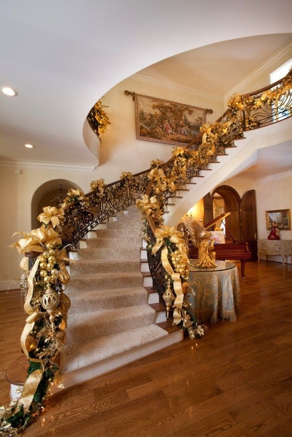 ribbon-christmas-staircase-decorating-idea