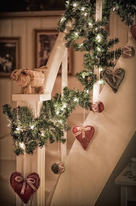 rustic-christmas-garland-for-staircase