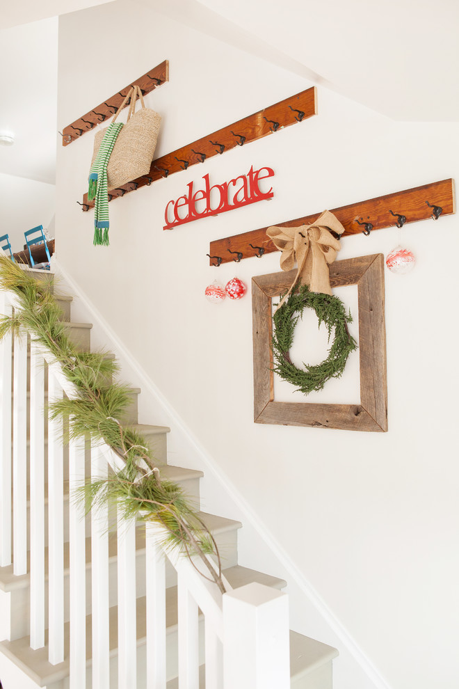 rustic-christmas-staircase-decorations