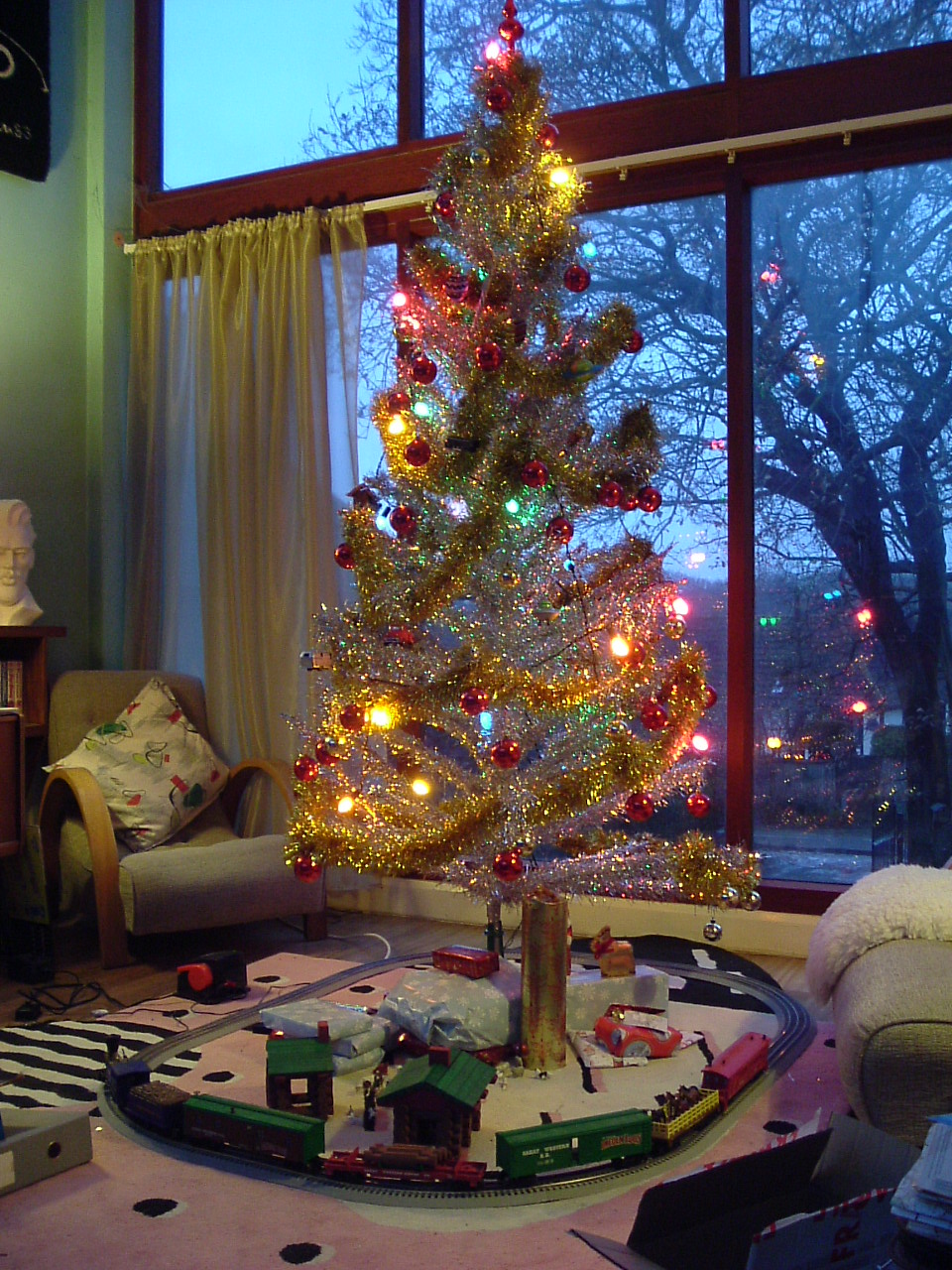 silver-tinsel-christmas-tree-decorating-ideas