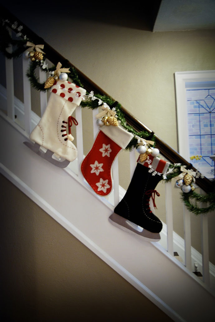 staircase-decorations-with-christmas-stockings
