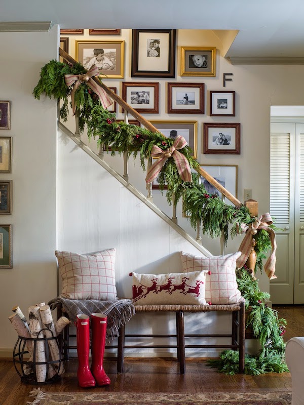 stairway-decor-christmas-garland