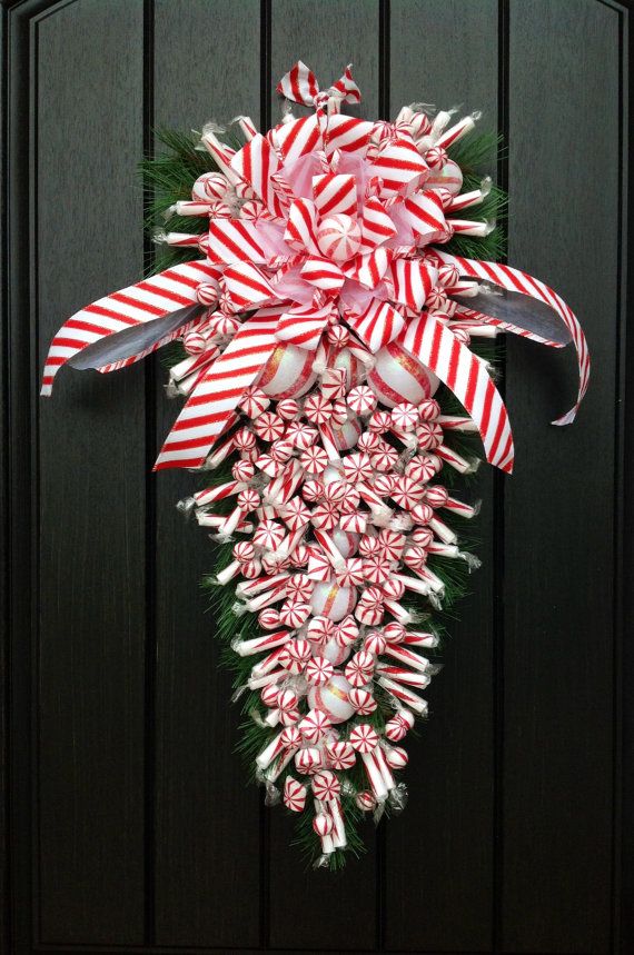 teardrop-christmas-wreath-on-door