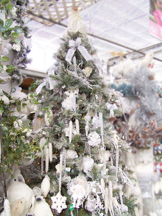 white-christmas-tree-decorating-idea