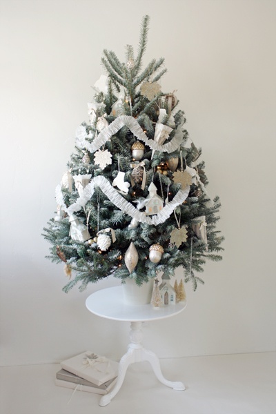 white-christmas-tree-with-ornaments