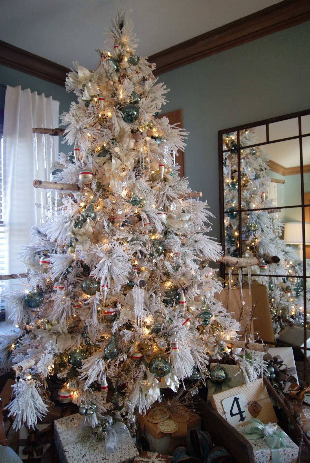 white-flocked-christmas-tree-decorating-ideas