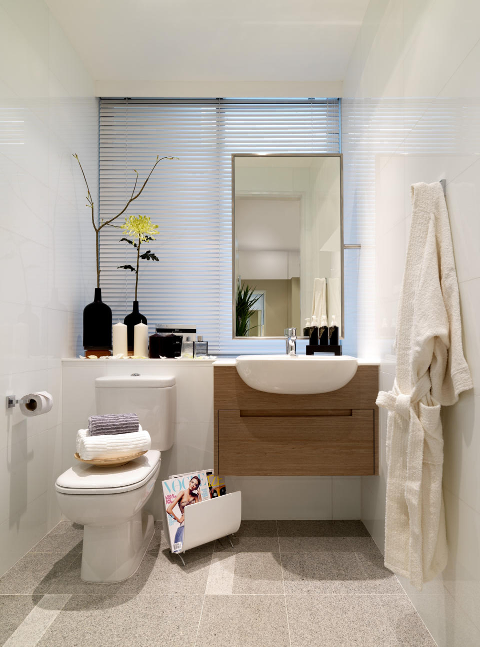 white-modern-small-bathroom-design