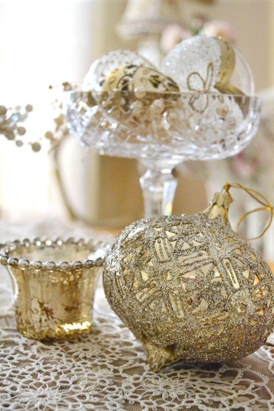 white-and-gold-christmas-decorations