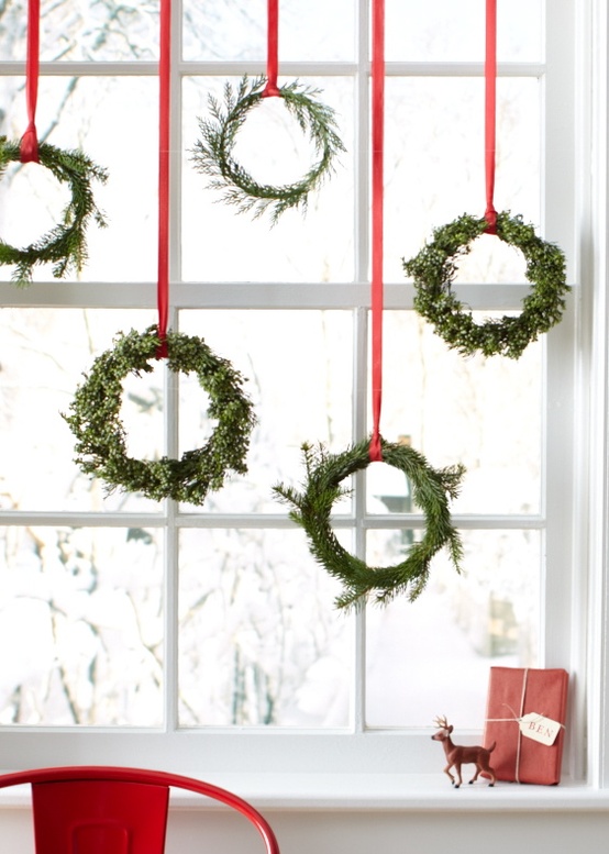 window-christmas-wreaths-decorating-ideas