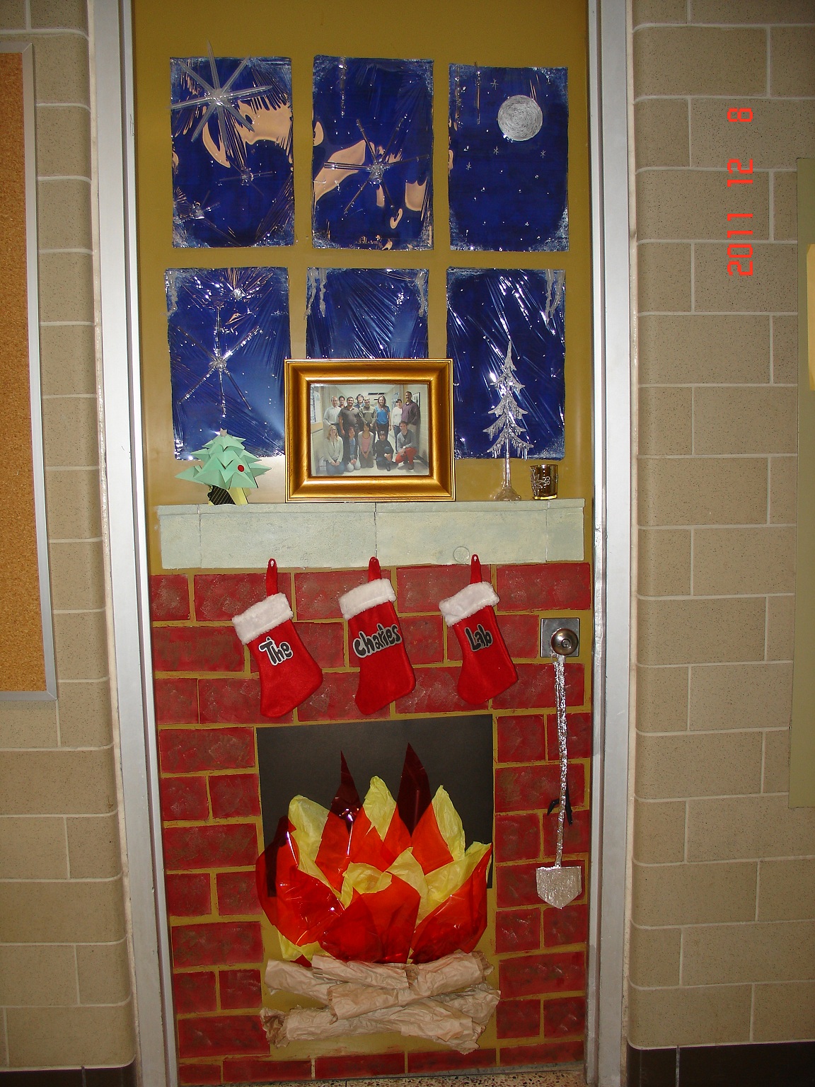 classroom-door-with-a-christmas-decoration