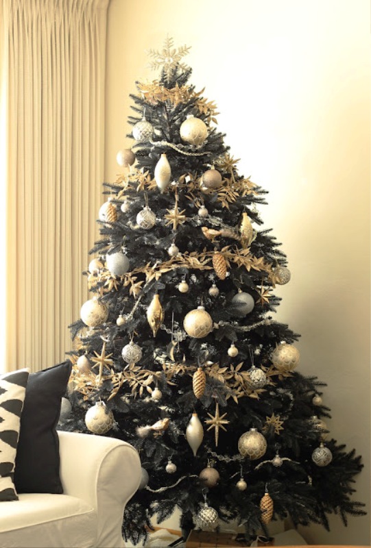 black-and-gold-christmas-tree-ornaments