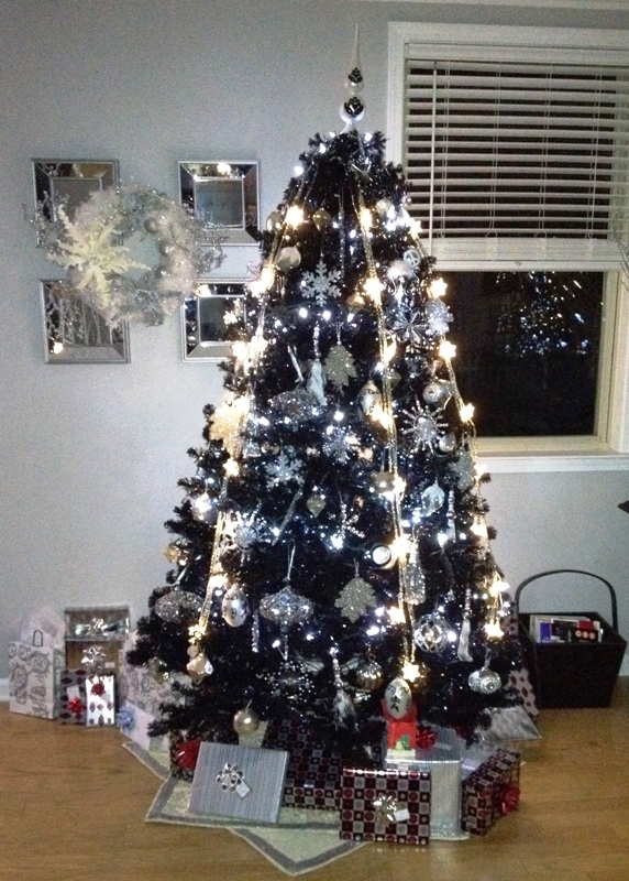 black-and-white-decorated-christmas-tree