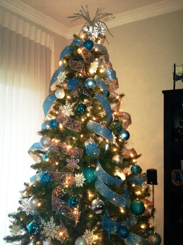 blue-christmas-tree-with-ribbon