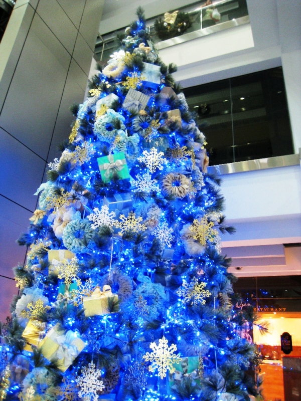 blue-themed-christmas-tree-decorations