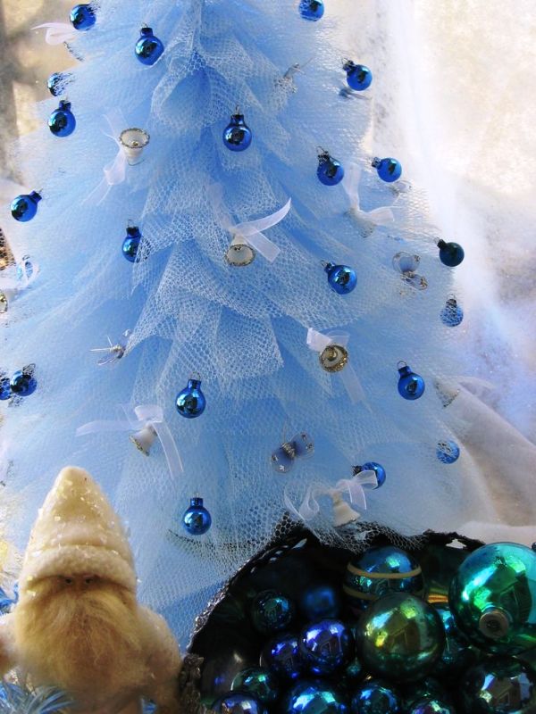 blue-tulle-christmas-tree