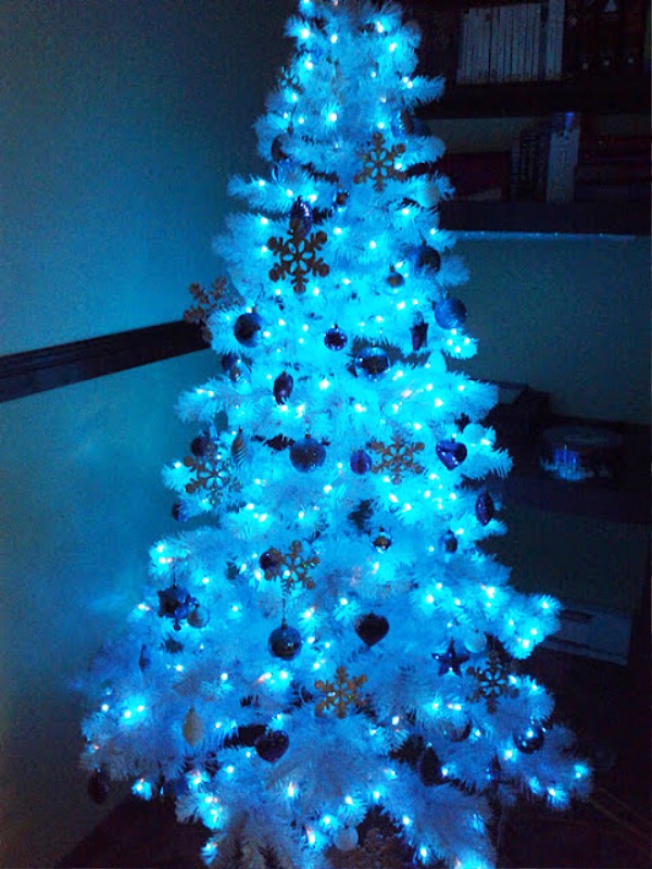blue-white-christmas-tree-with-lights