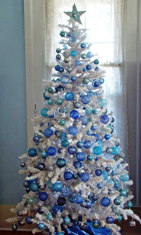 blue-with-white-christmas-tree-decorations