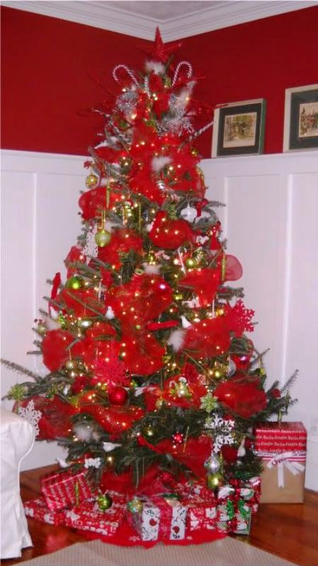 christmas-decorating-with-mesh-ribbon