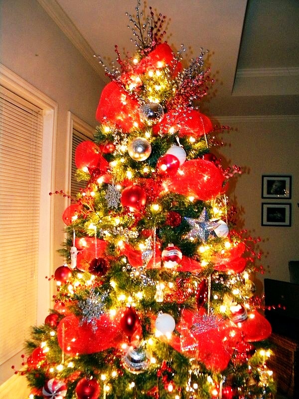christmas-tree-decorated-with-deco-mesh