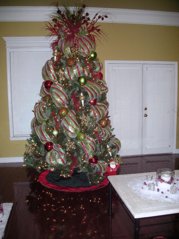 christmas-tree-decorated-with-mesh