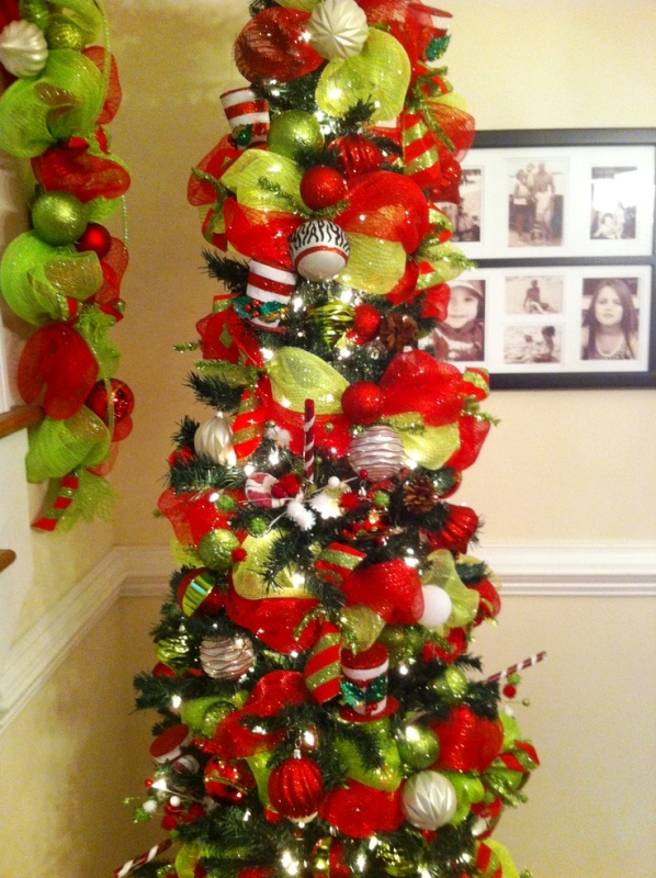 christmas-tree-with-deco-mesh-red-colours-ideas