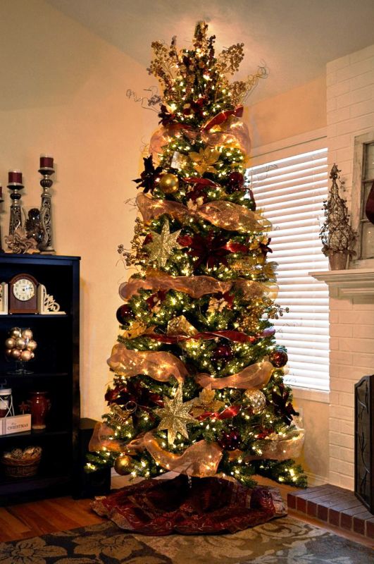 christmas-tree-with-deco-mesh-yellow-ideas