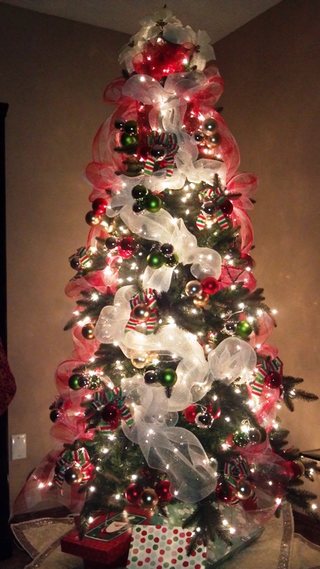 christmas-tree-with-deco-mesh