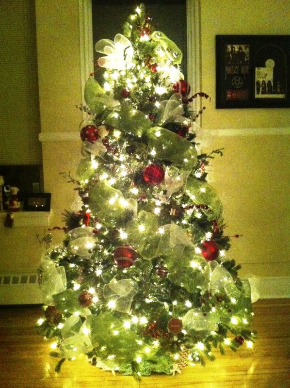 christmas-tree-with-deco