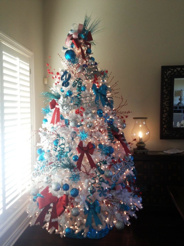 red-and-blue-christmas-tree
